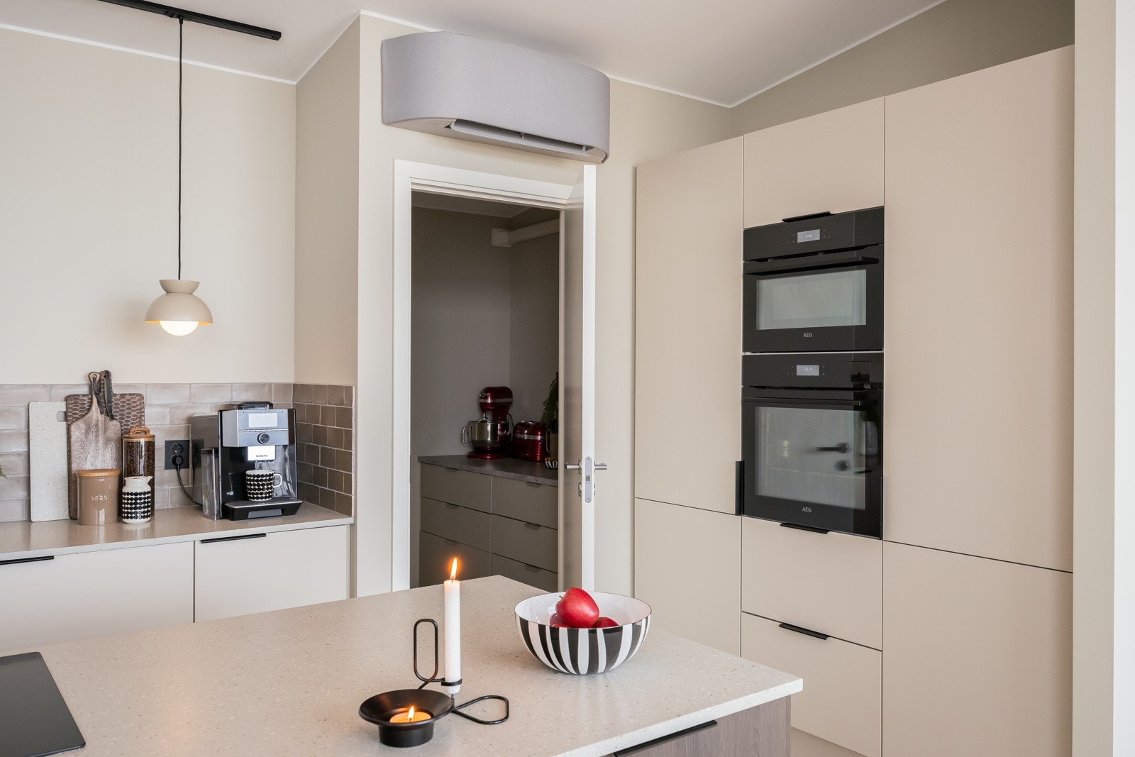 Praktisk bod i tilknytning til kjøkkenet med stor lagringskapasitet. For øvrig design varmepumpe fra Toshiba fra kolleksjonen Signatur. Galleribilde