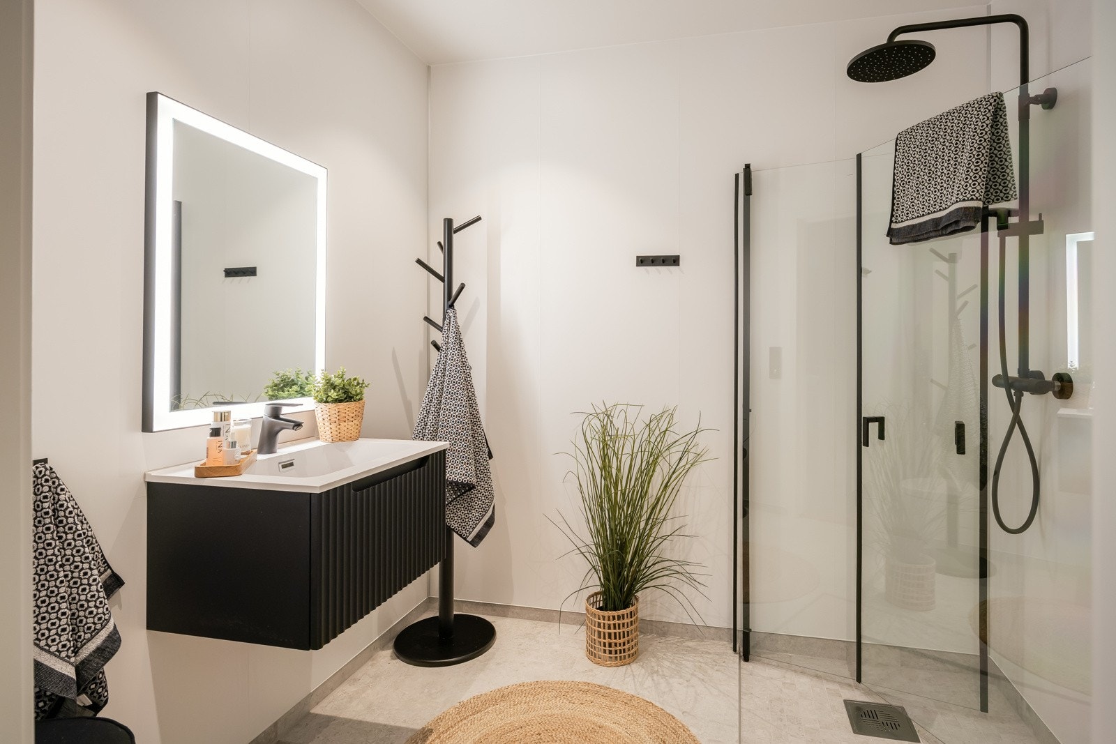 Stilrent og romslig baderom med praktisk plassering i soveromsfløya. Galleribilde