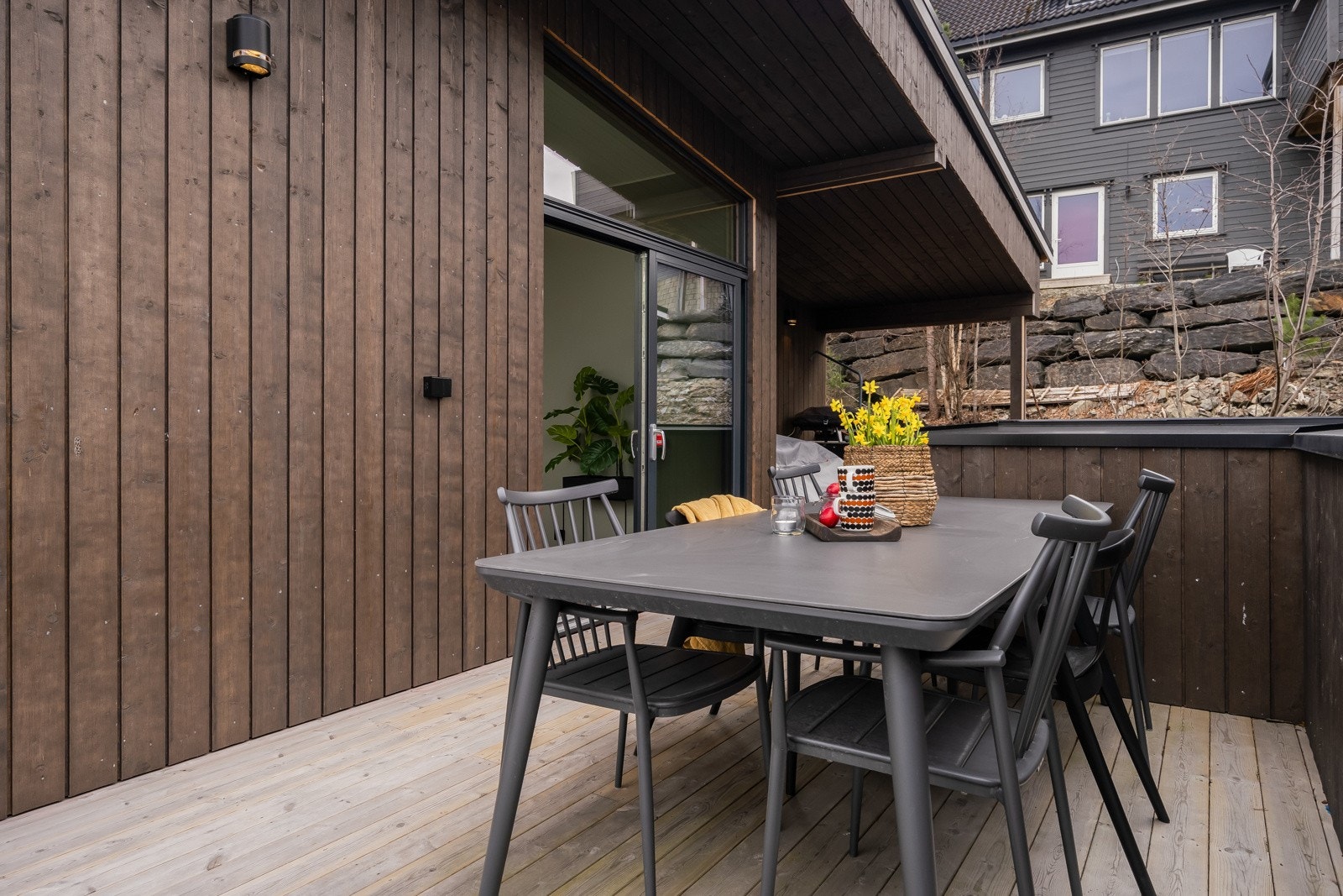 Takterrassen utgjør hele 23 kvm, og gir god boltreplass og rom for flere sittegrupper. Praktisk utstyrt med to dobbelstikk. Galleribilde