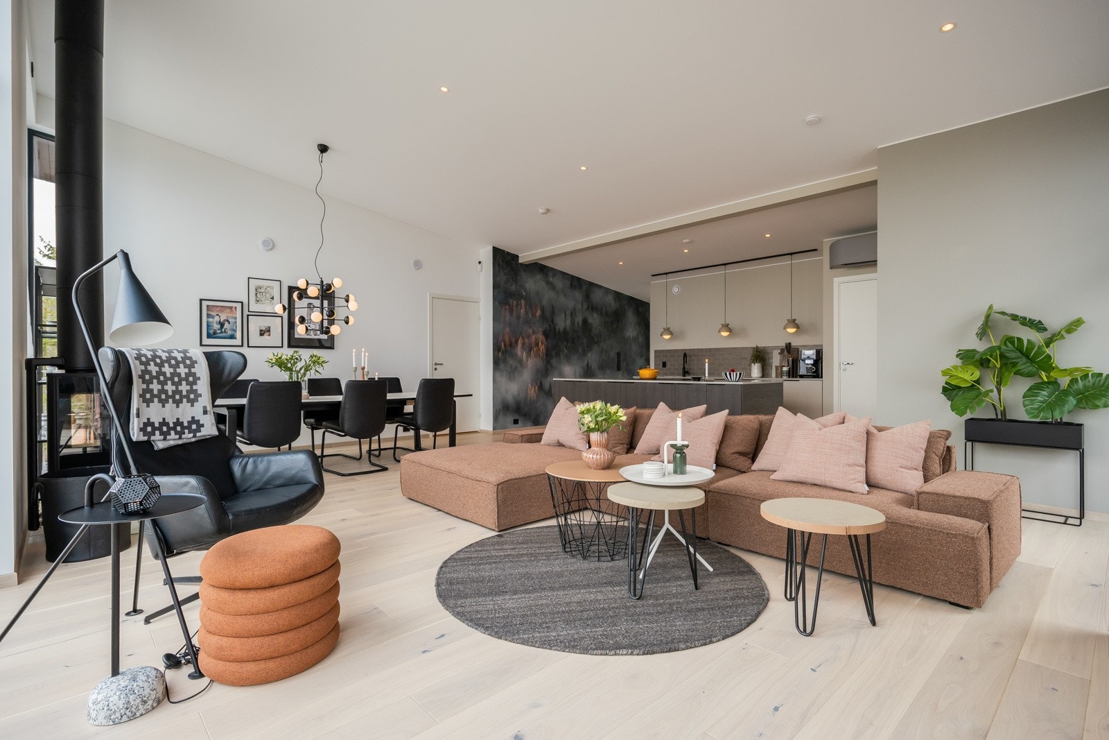 Stilfull belysning fra downlights i himlingen. Galleribilde