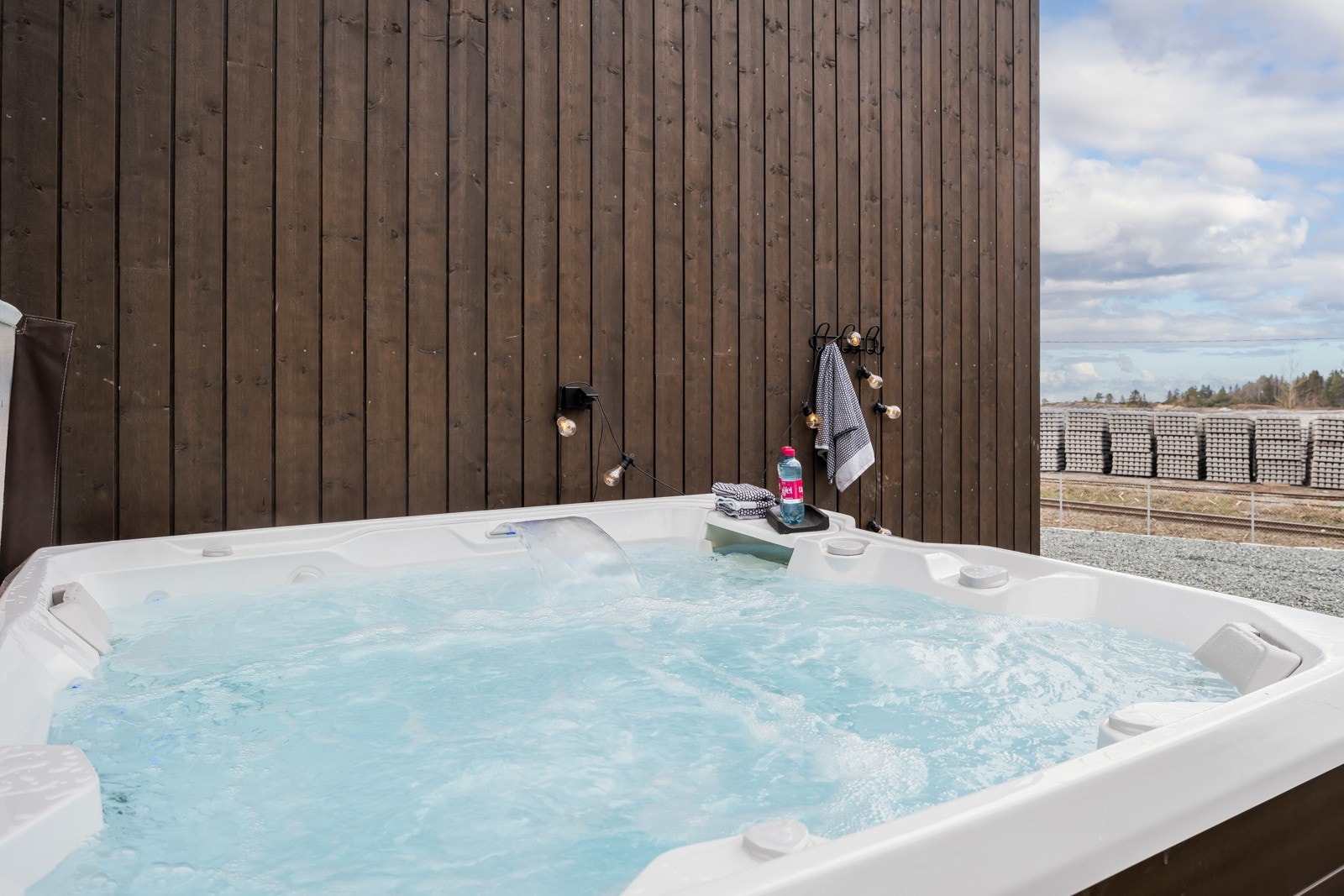 Det er etablert jacuzzi som medfølger i handelen. Galleribilde