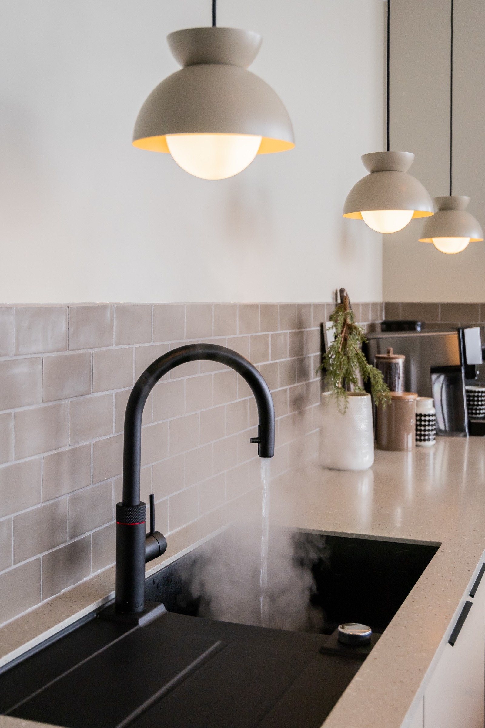 Kjøkkenet er utstyrt med bl.a. quooker for kokende vann og mulighet for iskaldt vann med kullsyre. Galleribilde