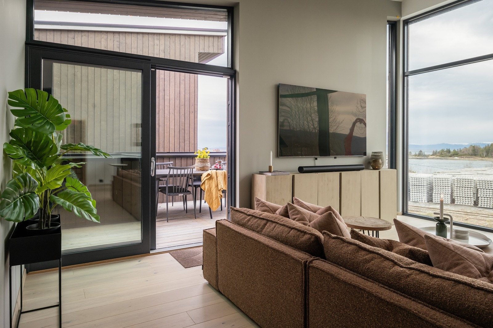 Svært innholdsrikt med bl.a. 4/5 soverom, eget treningsrom/tv-stue, romslig stue-/kjøkkenareal, to bad og separat vaskerom. Galleribilde