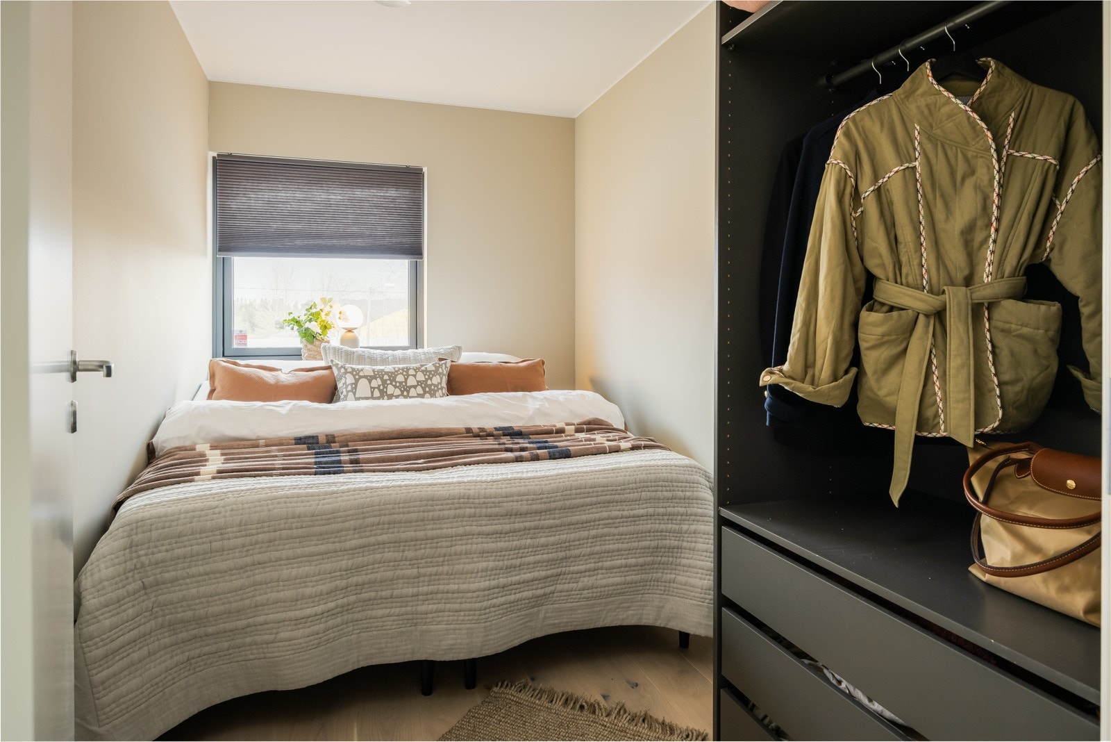 Fire romslige rom hvorav tre på ca. 8 kvm og ett på 11 kvm. Galleribilde