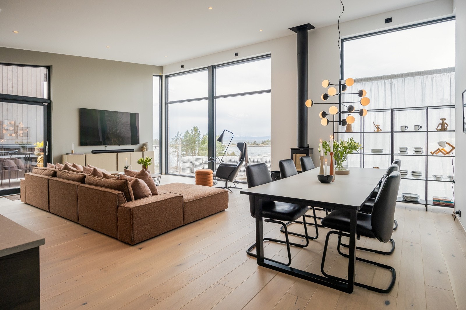 Høy himling og utstrakte vindusflater med utvendige screens med fjernkontroll. Galleribilde