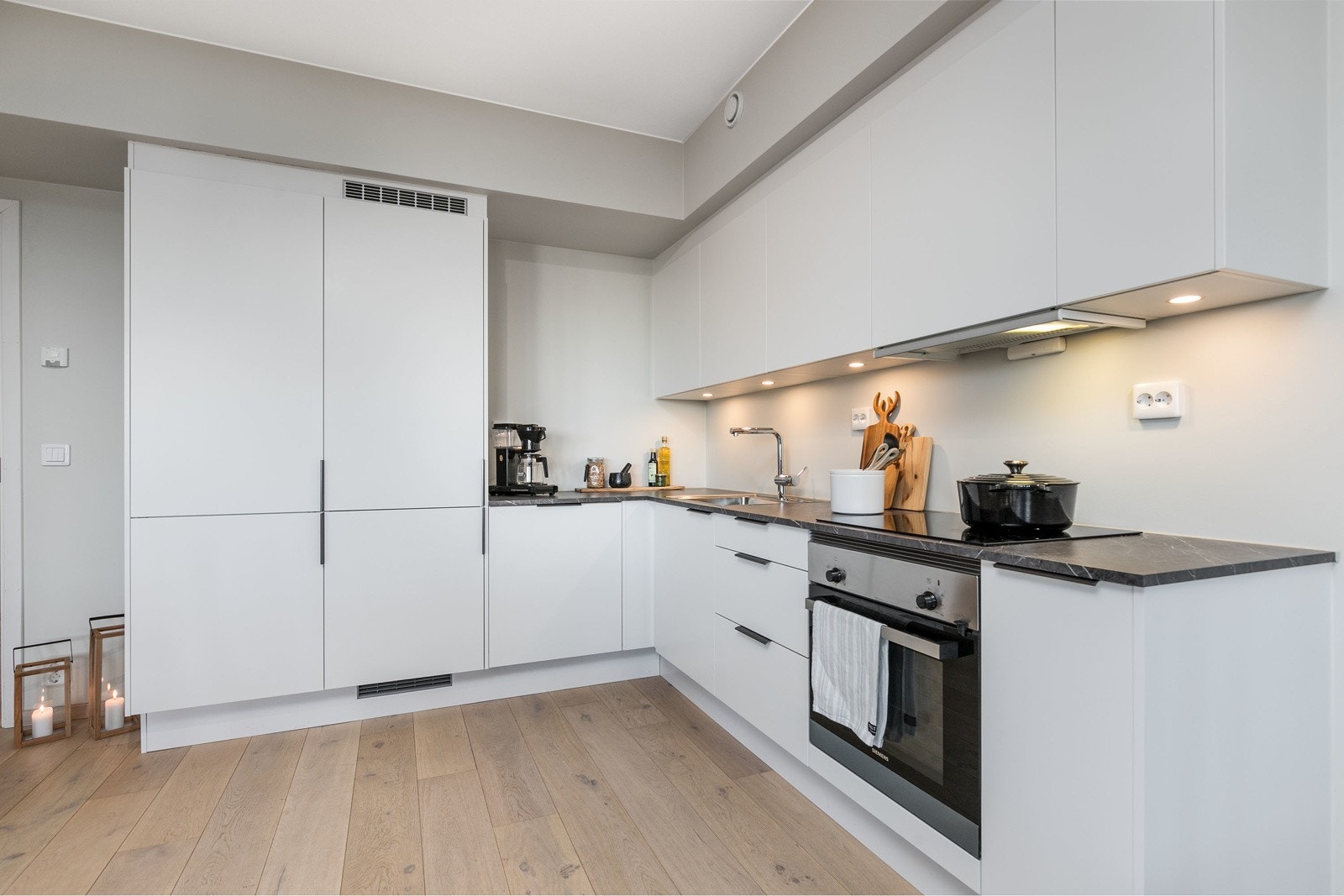 Stilrent og moderne kjøkken fra Sigdal. Stekeovn, platetopp, kjøl/frys og oppvaskmaskin er integrert i innredningen. Galleribilde