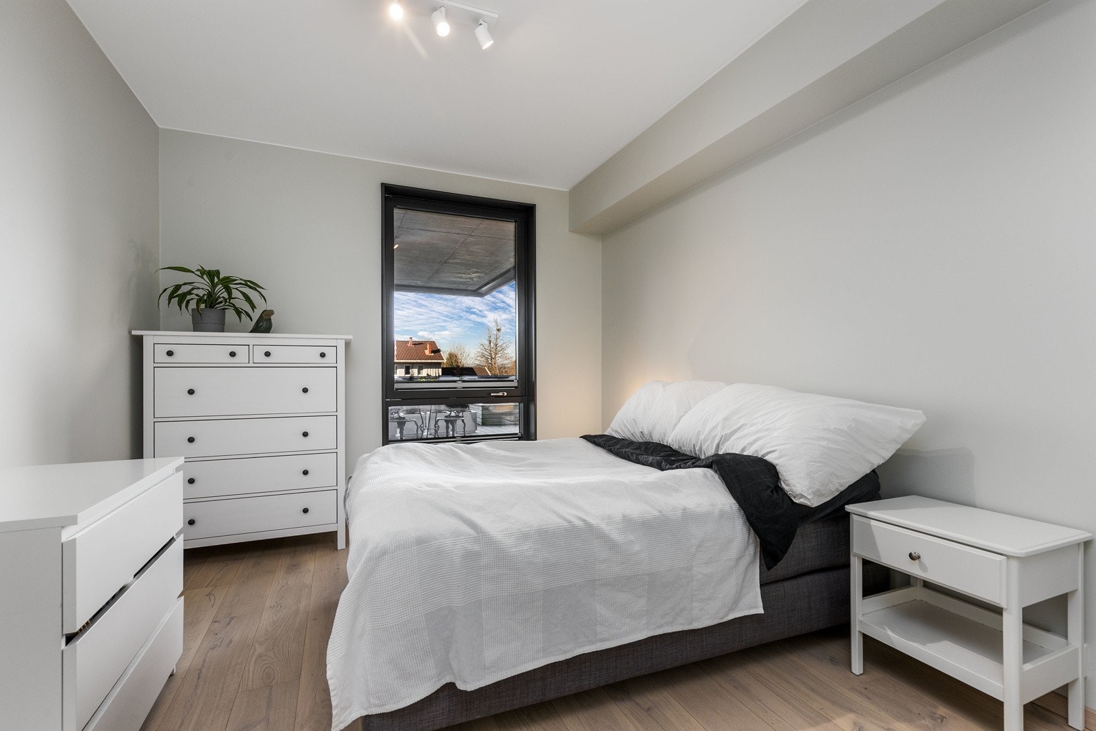 Leiligheten har to romslige soverom, begge av samme kvalitet og standard som resten av leiligheten. Galleribilde