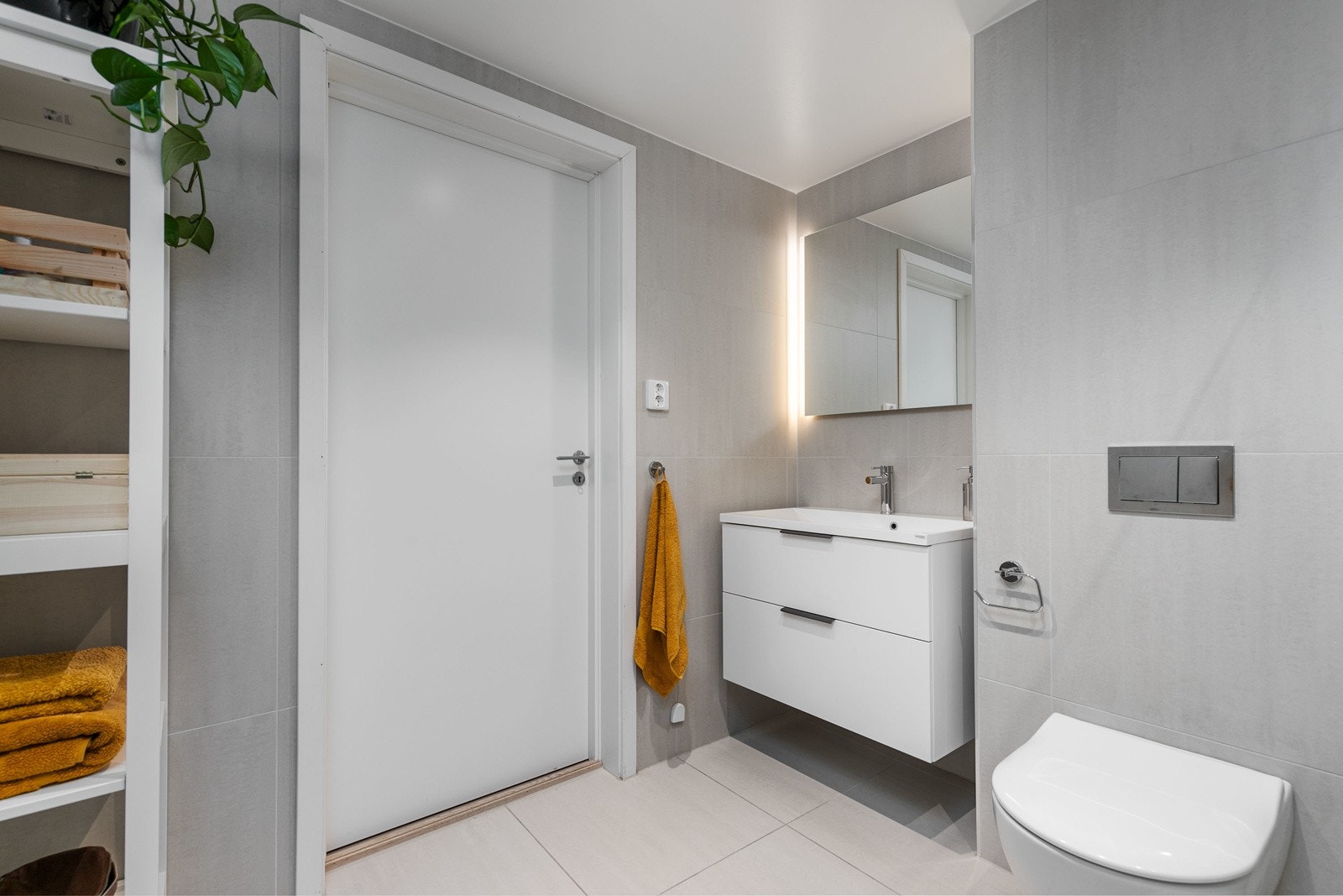 Innredningen består av benkeskap med glatte fronter og speil med belysning over servant. Galleribilde