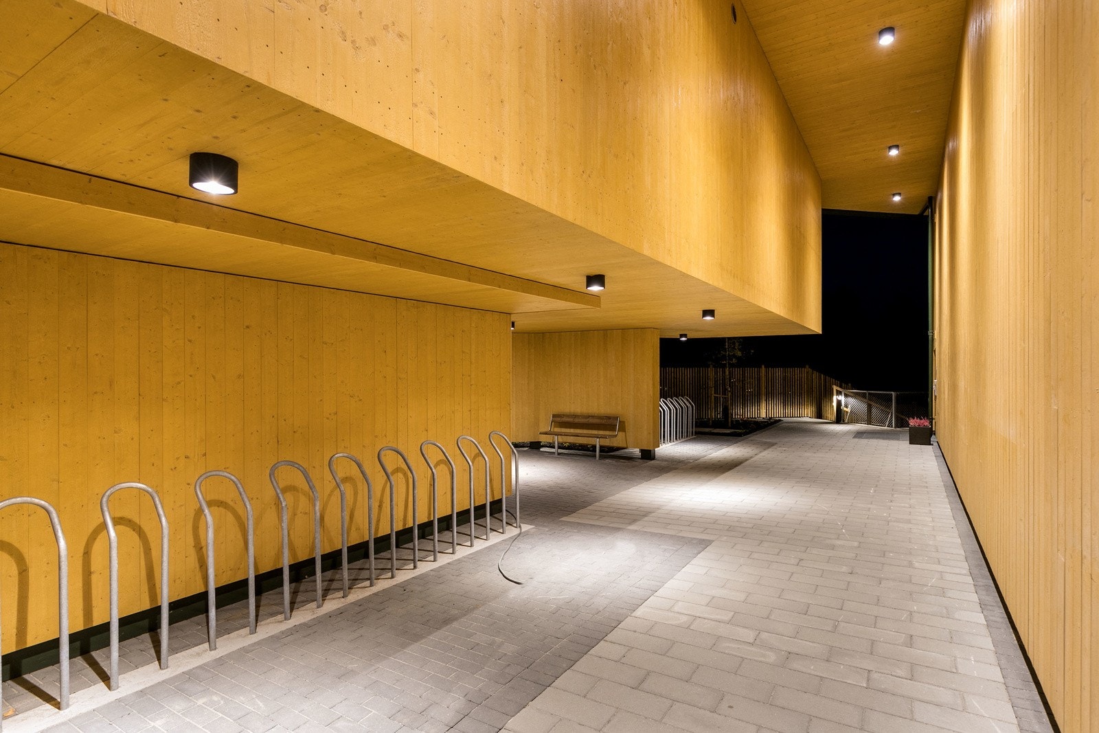 Sykkelparkering ved inngangsparti Galleribilde