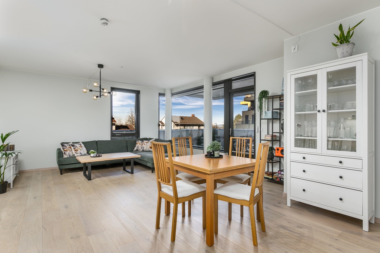 I stuen er det god plass til sofaløsning med tilhørende møblement. Galleribilde