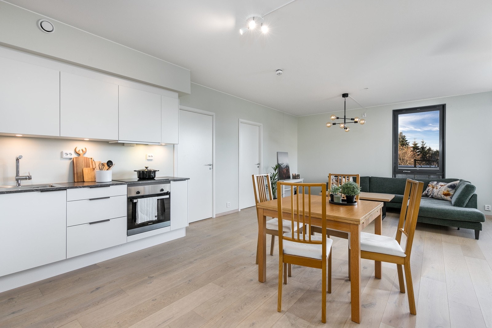 Stue og kjøkken i åpen løsning. Galleribilde