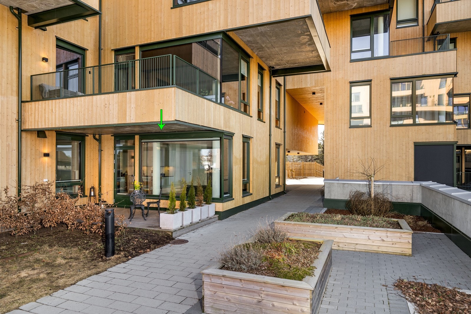 Fra stuen er det utgang til en trivelig markterrasse på 11 kvm, hvor man kan nyte et ekstra oppholdsområde utendørs. Galleribilde