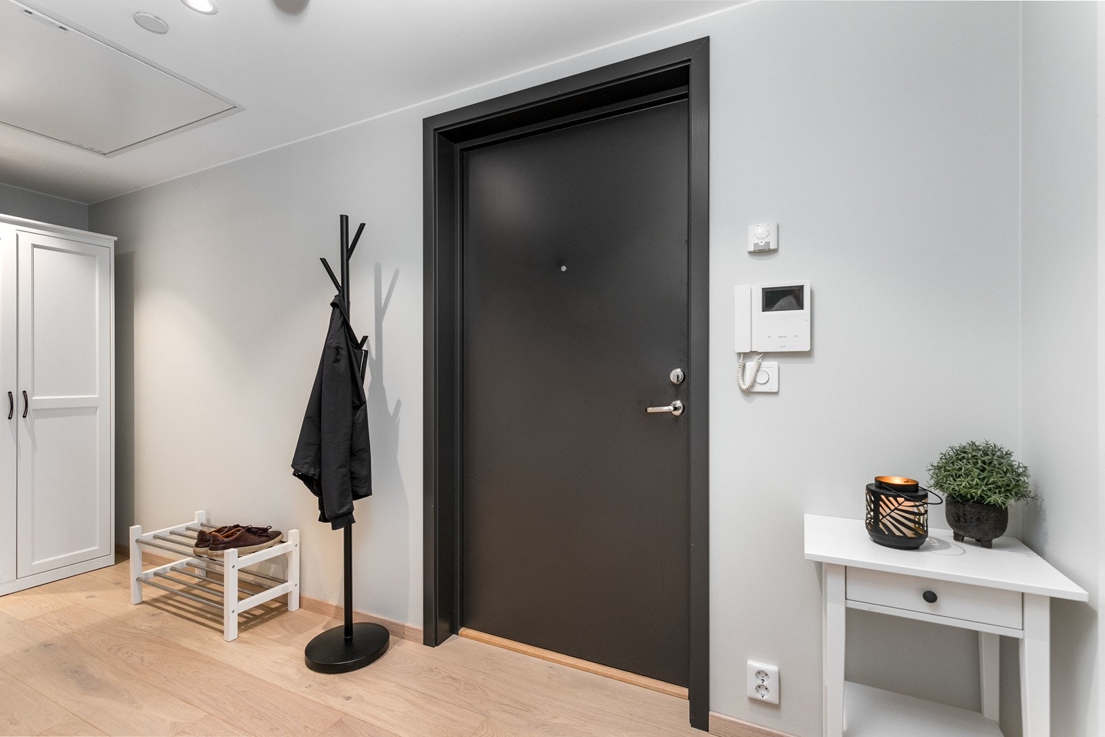 Lys entré med 1-stavs eikeparkett på gulv som gir et godt førsteinntrykk av leiligheten. Galleribilde