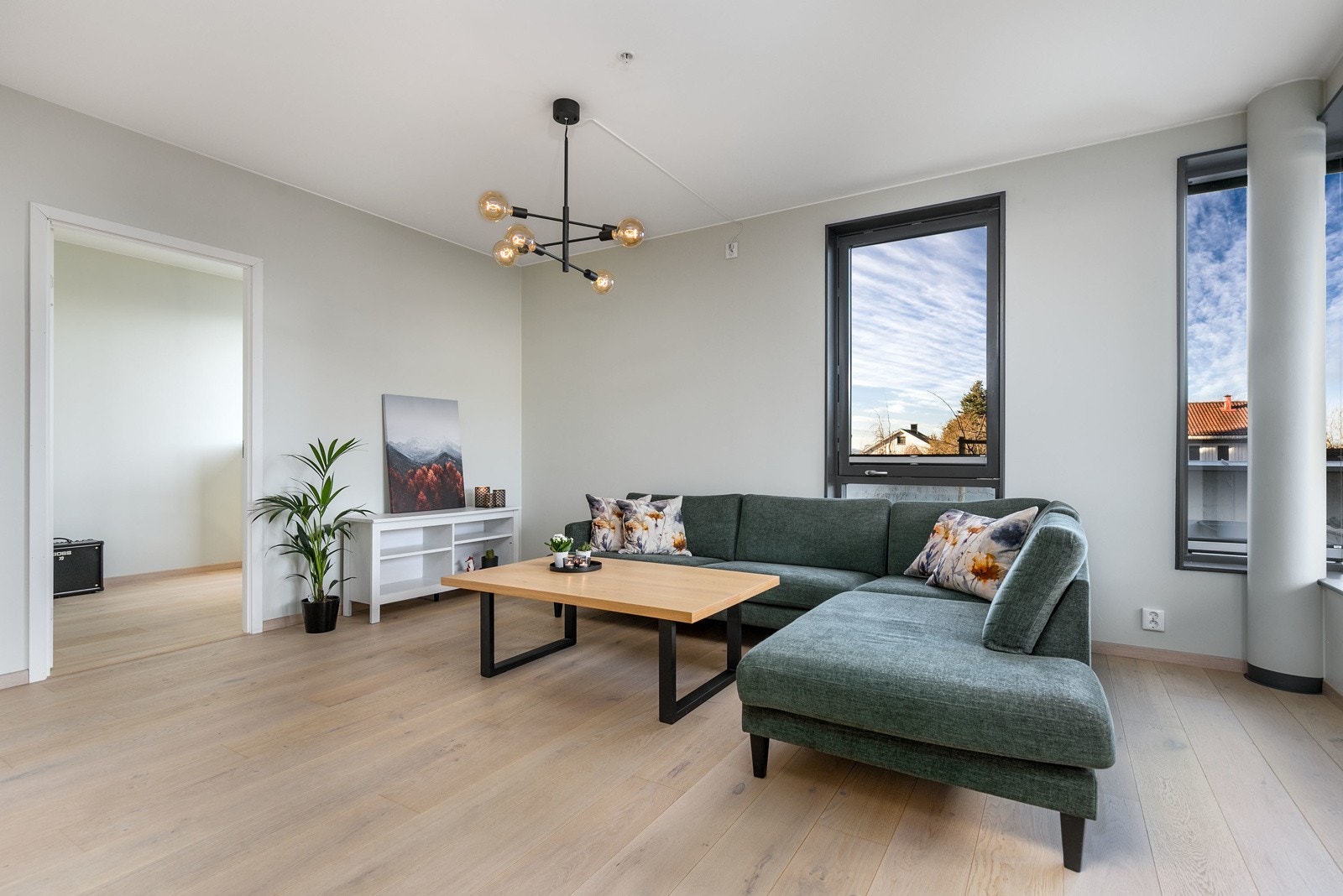 Stue med store vinduer og takhøyde på hele 2,6 m som gir en lys og luftig romfølelse. Galleribilde