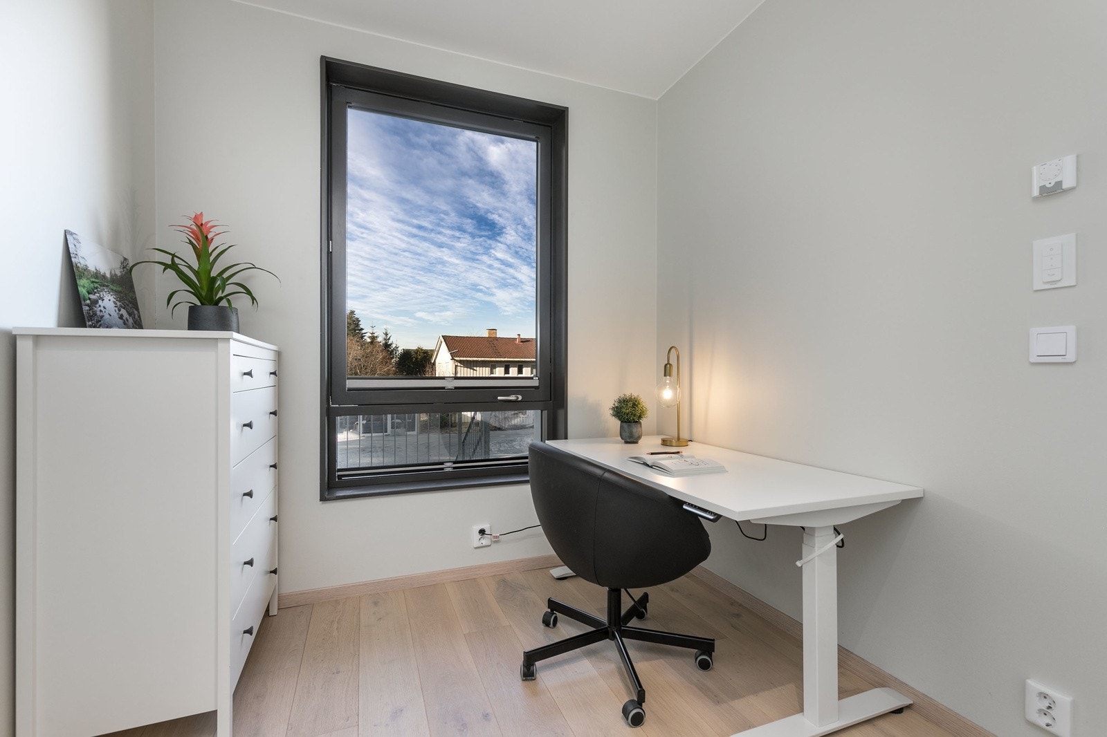 Soverom 2, perfekt som ekstrarom med god plass til seng med tilhørende møblement. Galleribilde