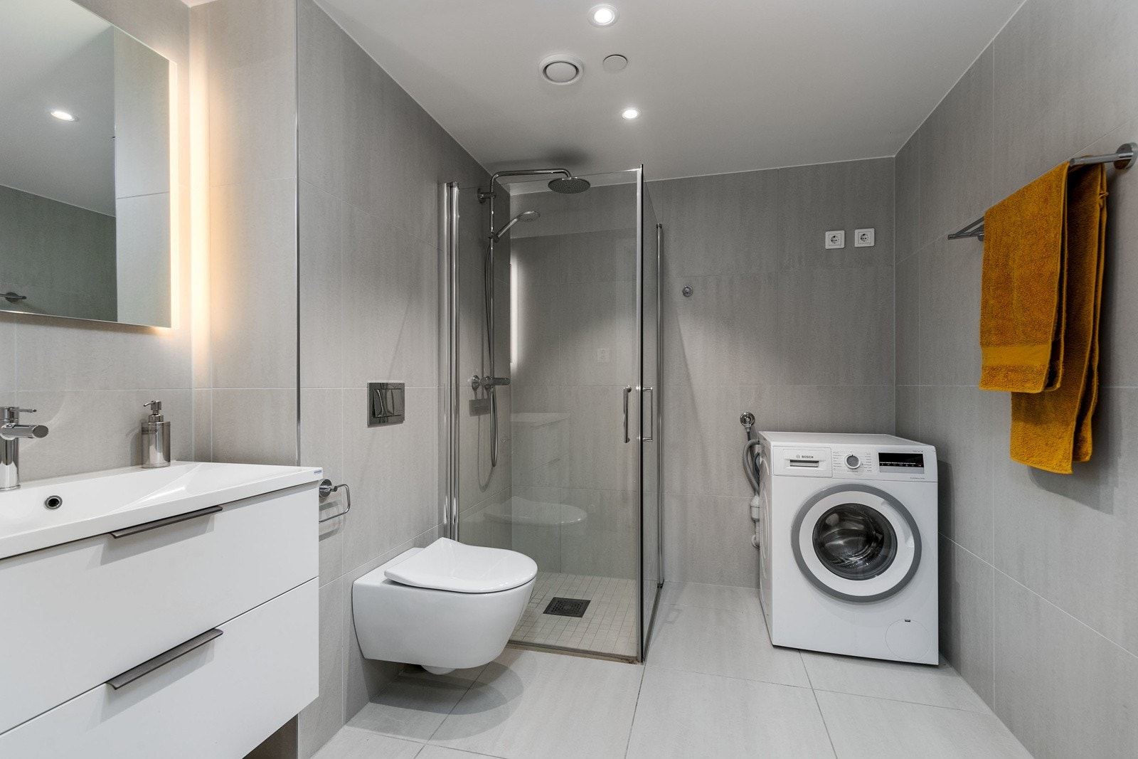 Delikat bad med flislagte overflater og varmekabler i gulv. Galleribilde