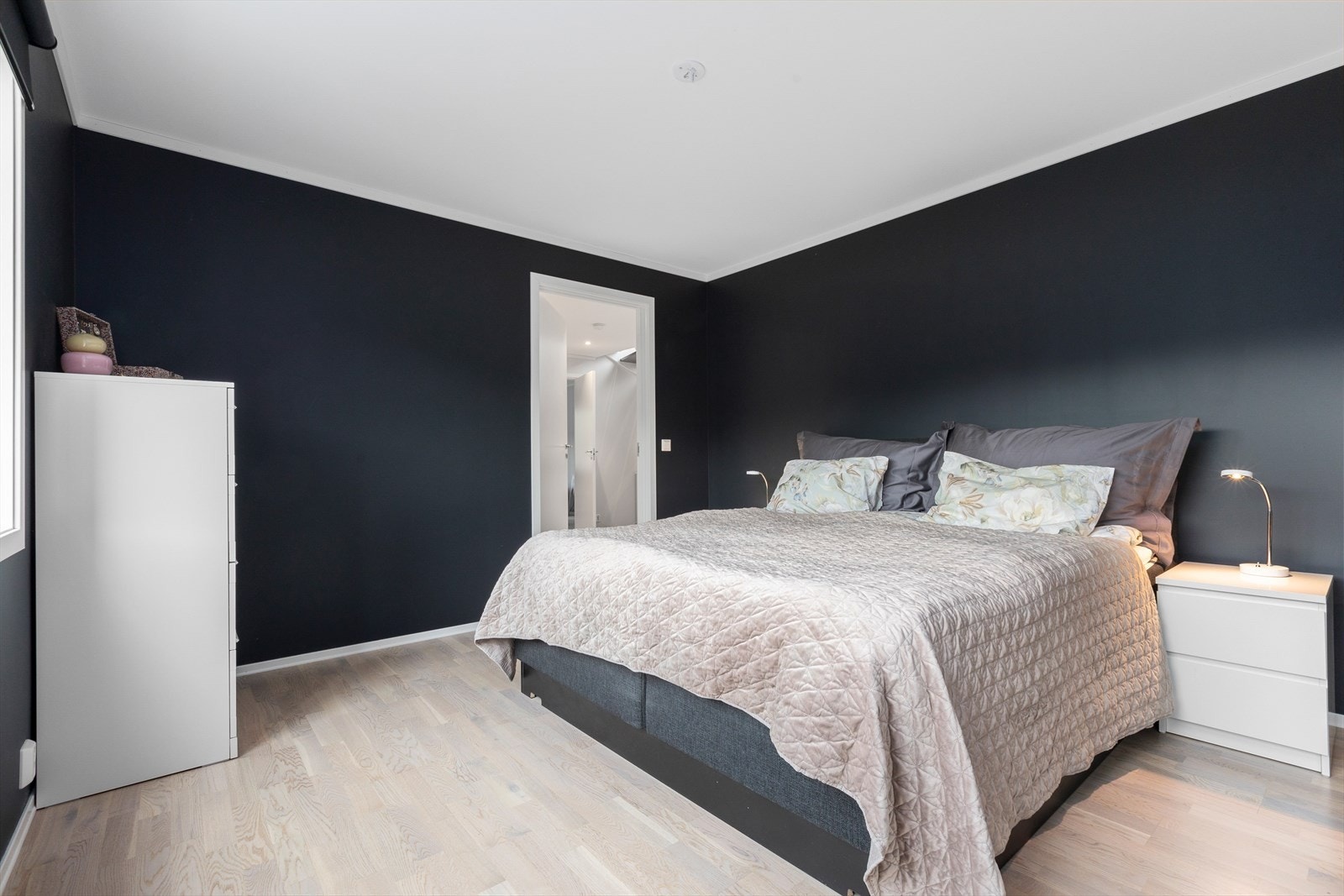 Boligen har tre soverom som ligger samlet i 1.etasje og et soverom i 2.etasje. Galleribilde