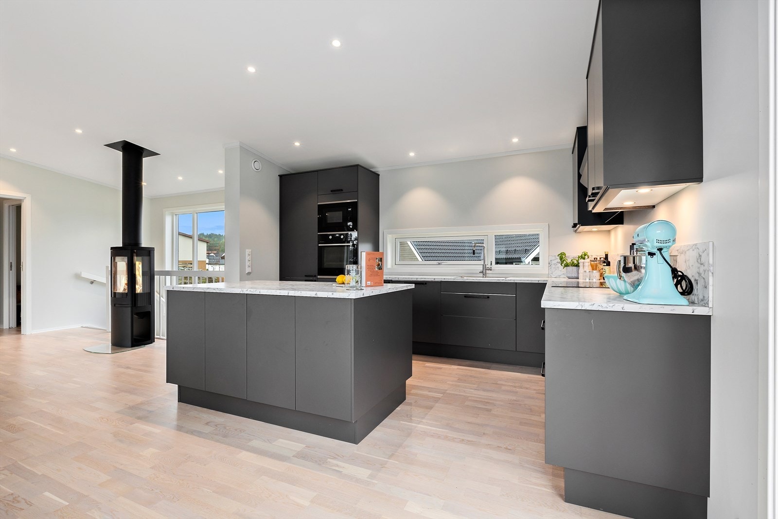 Kjøkkenet er videre utstyrt med integrerte hvitevarer som platetopp med induksjon, kjøleskap, stekeovn, mikrobølgeovn og oppvaskmaskin. Galleribilde