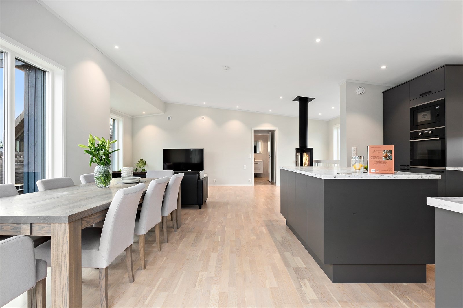 Ved kjøkkenet er spisestuen, med god plass til et større spisebord der en kan invitere venner og kjente til bords. Galleribilde