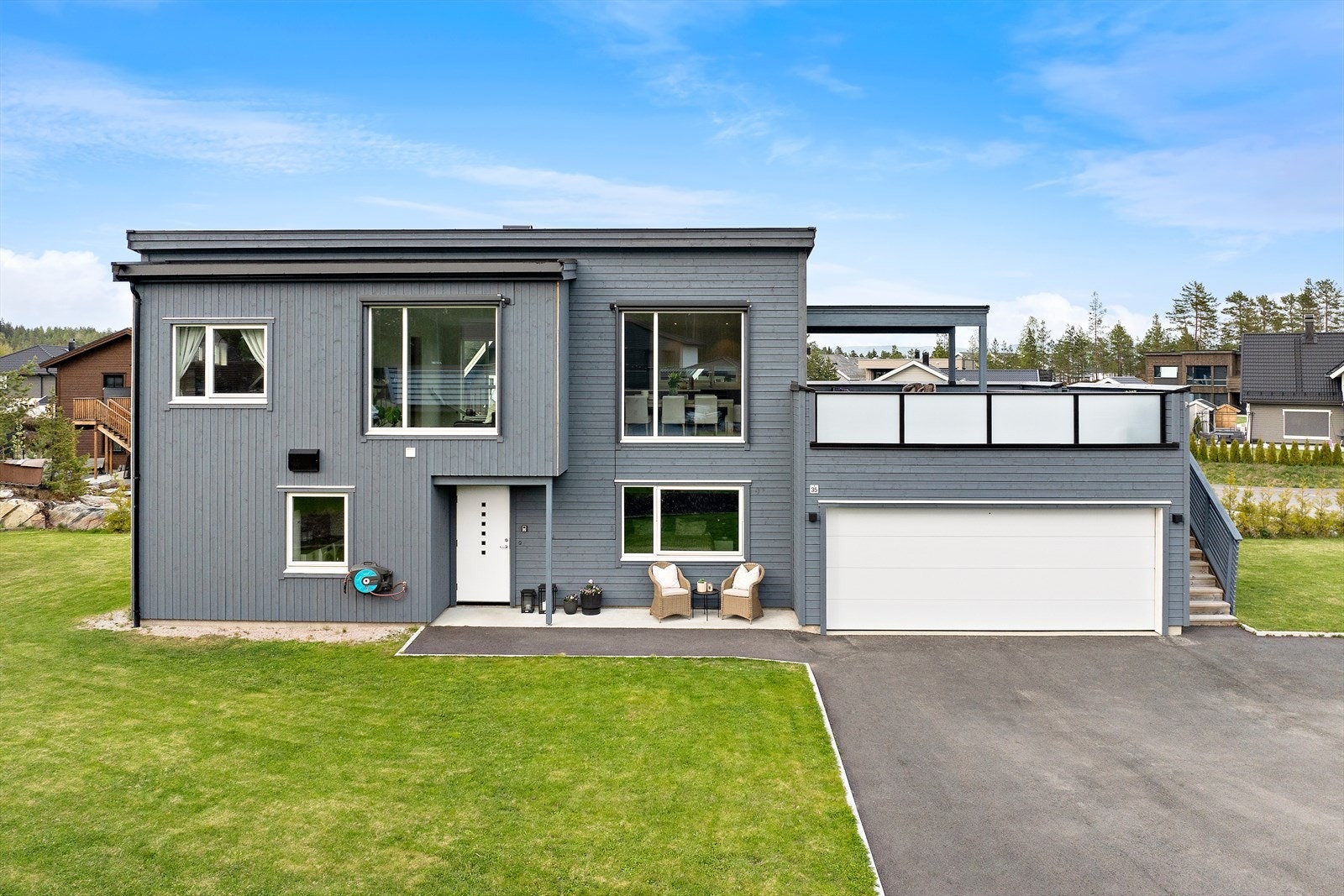Boligen har integrert dobbeltgarasje og asfaltert gårdsplass med god mulighet for parkering. Galleribilde