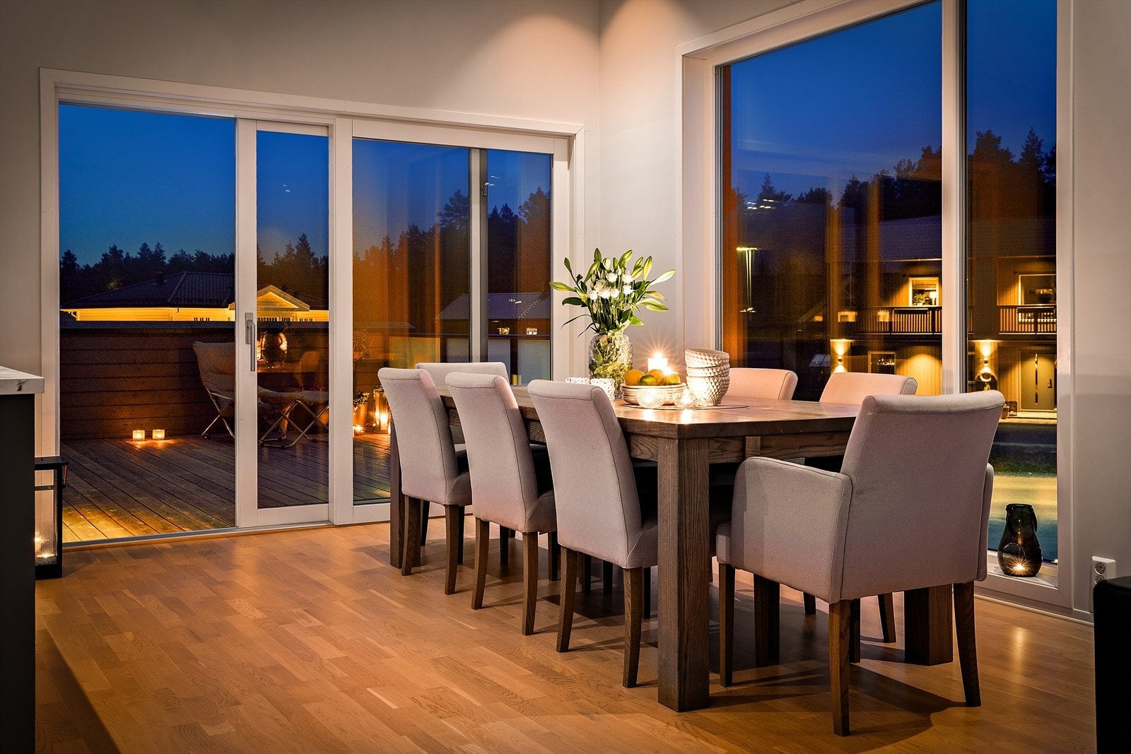 Rundt spisebordet fylles luften av latter og samtaler, med lyden av bestikk som klirrer mot tallerkenene i det varme, dempede lyset. Galleribilde