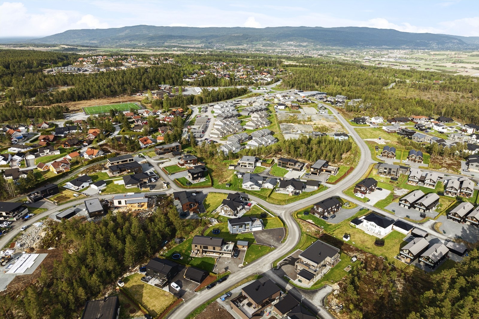 Det er i området anlagt ny aktivitetspark og kunstgressbane. Galleribilde