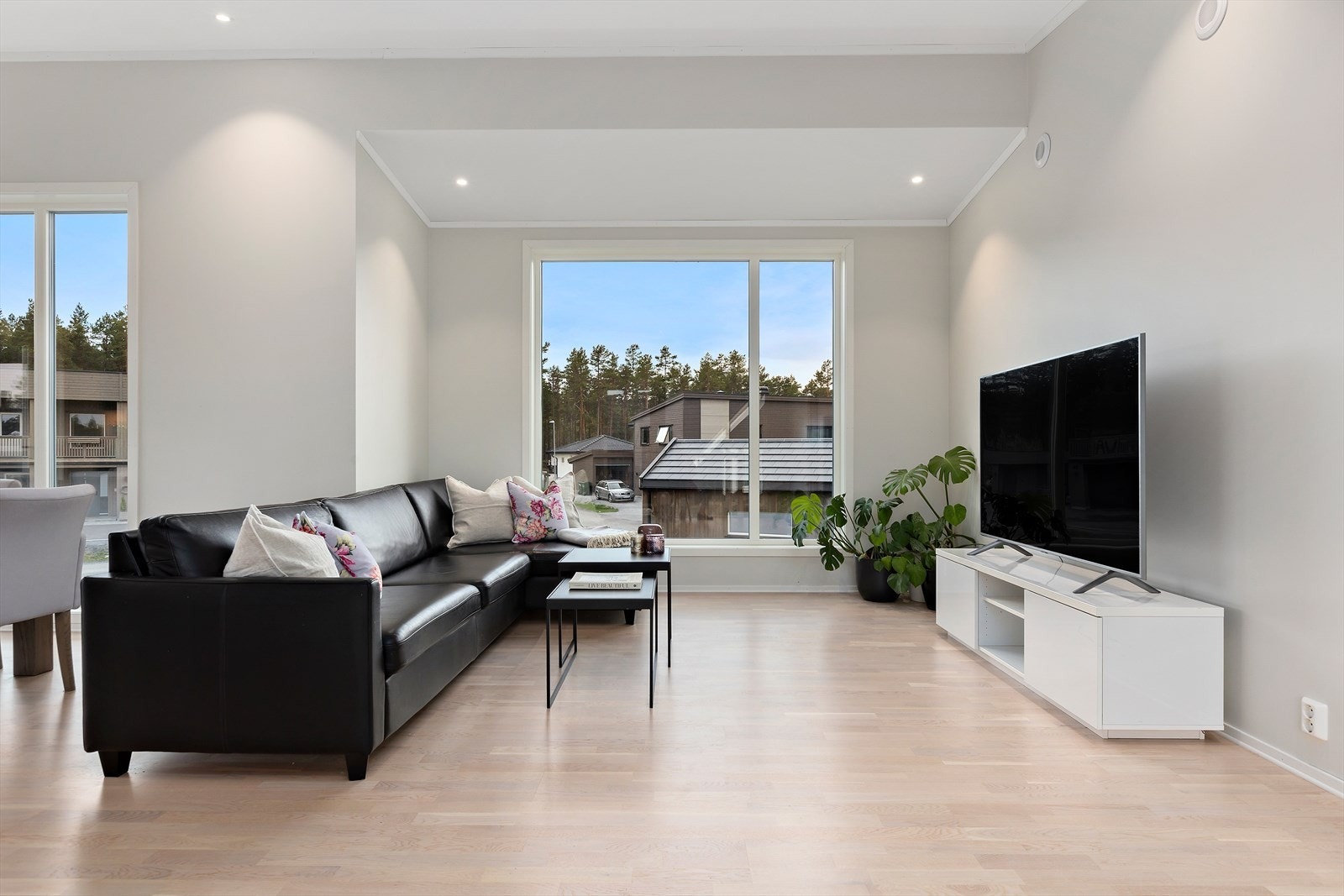 Det er muligheter for å møblere med flere sittegrupper i stuen. Galleribilde