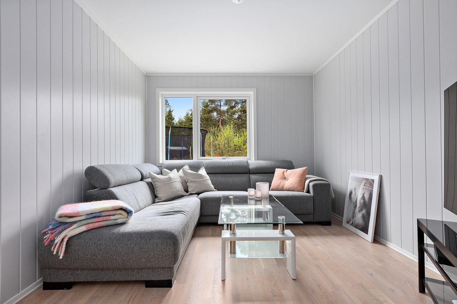 Det ene soverommet er i dag innredet som en ekstra stue, perfekt for barna og ungdommen i huset. Galleribilde