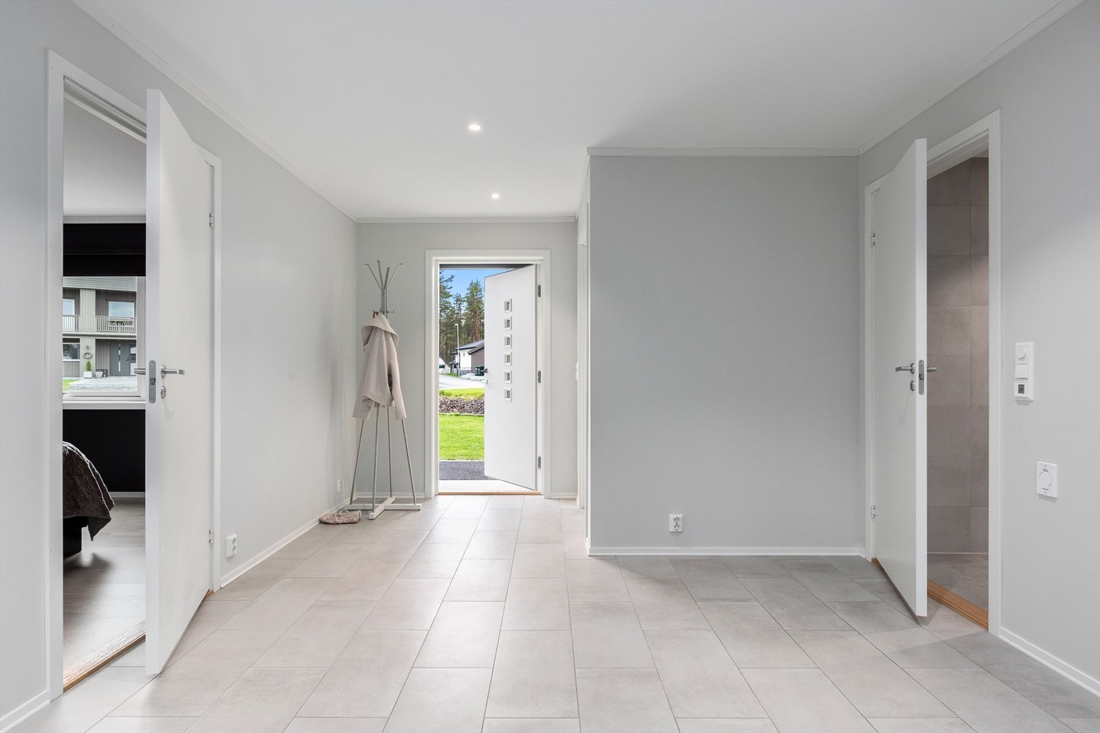 Det er gode muligheter for garderobeløsning, for yttertøy og til å sette ifra seg sko, noe som gjør det enkelt å holde orden i inngangspartiet. Galleribilde