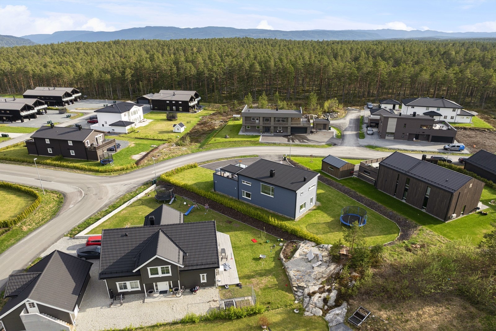 Området er meget barnevennlig og har trygg gangavstand til barneskole og barnehage, friarealer til lek og moro med bl.a. ballbinge ved skolen og med marka som nærmeste nabo. Galleribilde