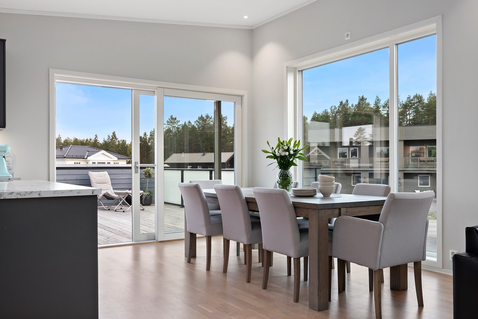 Fra stuen er det direkte utgang til en hyggelig terrasse med rom for hyggelig sittegruppe. Galleribilde