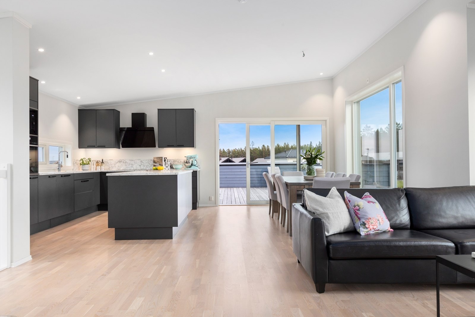 Boligen går over to plan og har en åpen stue/kjøkken løsning som skaper en sosial tilværelse. Galleribilde