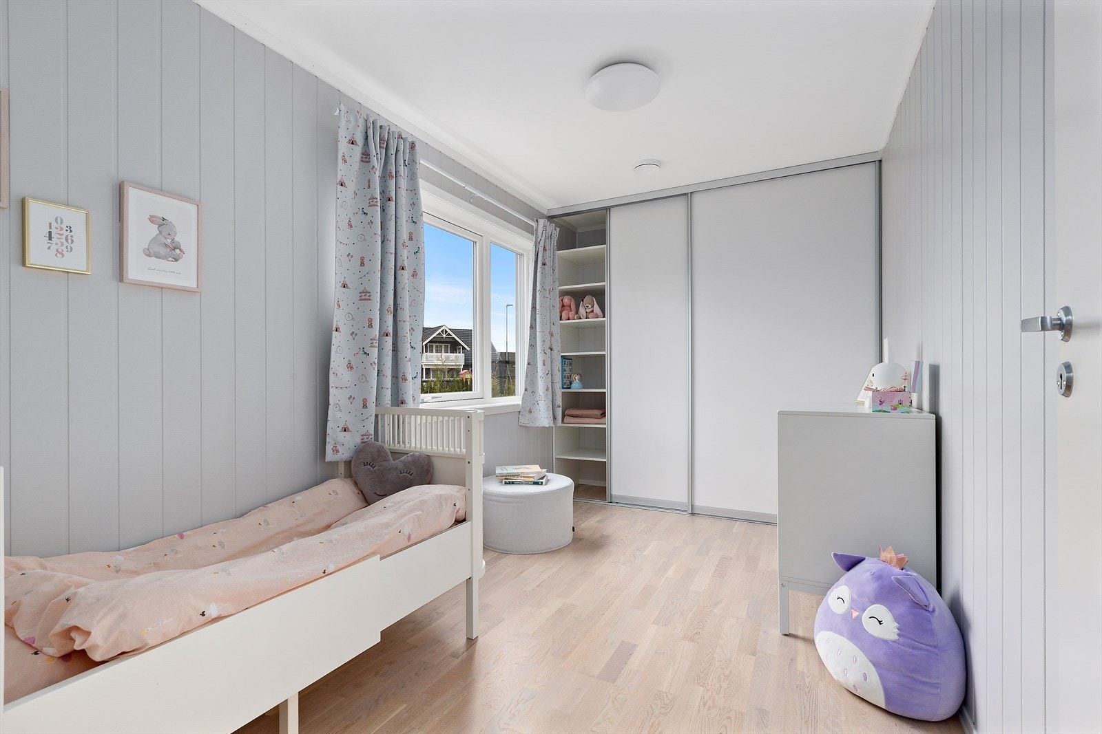 Soverom 2 med skyvedørsgarderobe. Galleribilde