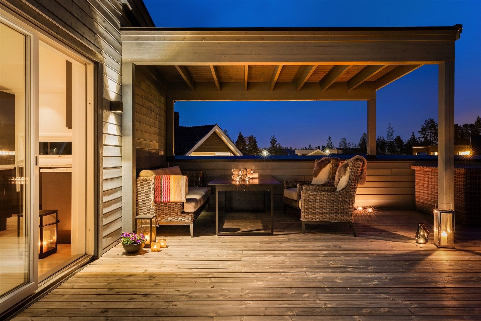 Her er det rikelig med plass til både hverdag og fest, morgenkaffe og sommerkvelder. Galleribilde