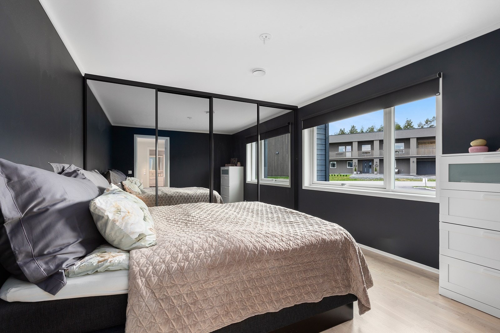 Hovedsoverommet er malt i en mørkere fargetone, rommet har plass til dobbeltseng med tilhørende nattbord og skyvedørsgarderobe som gir rikelig med plass til oppbevaring. Galleribilde