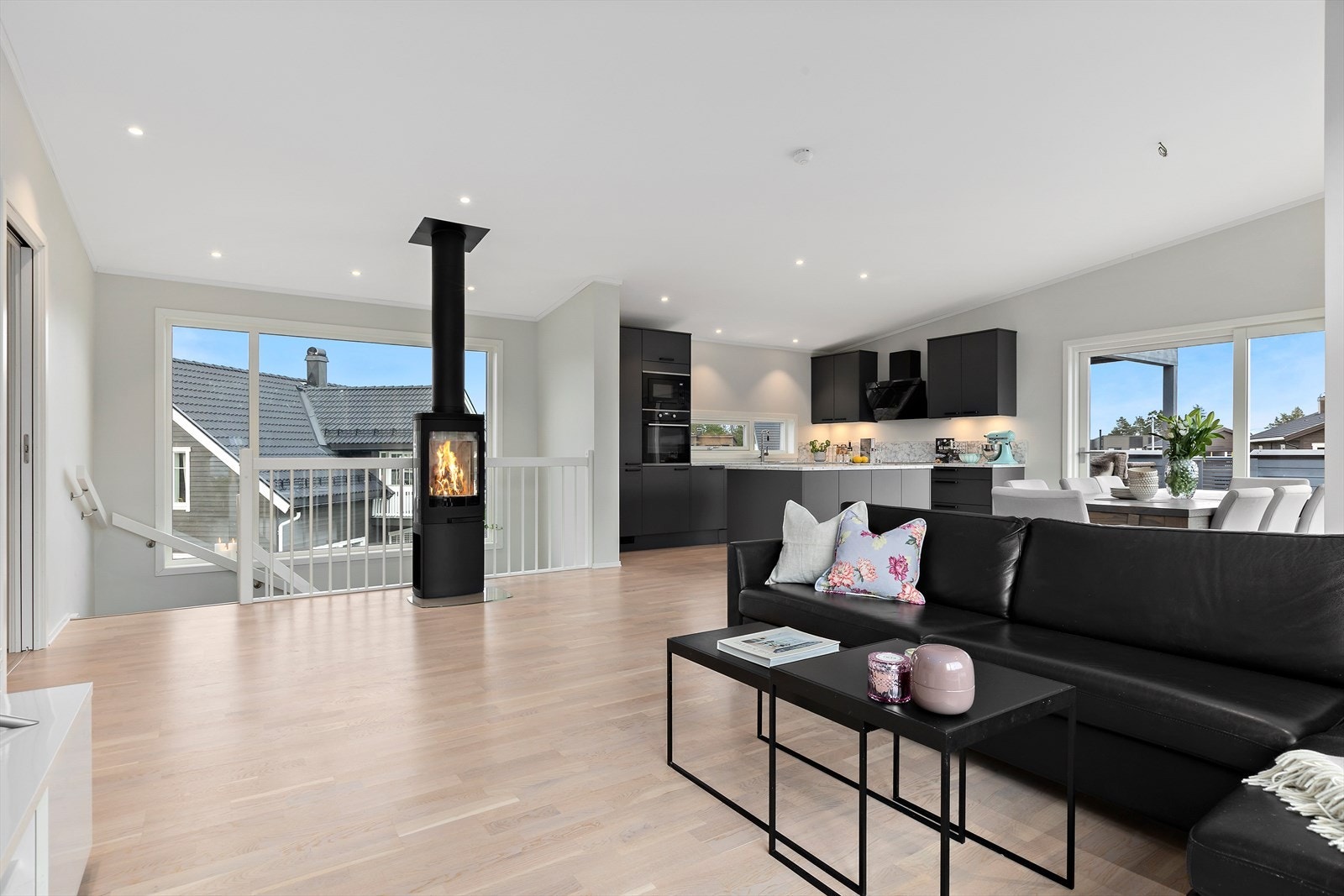 Lys og lekker stue i 2.etasje med eikeparkett på gulv og hvitmalte slette vegger. Galleribilde