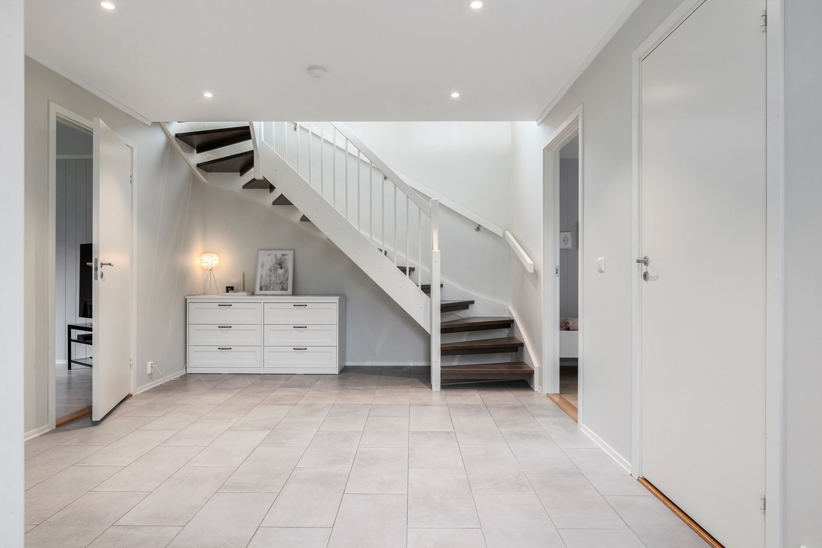 Velkommen inn til en lys og romslig flislagt hall med elektrisk gulvvarme. Galleribilde