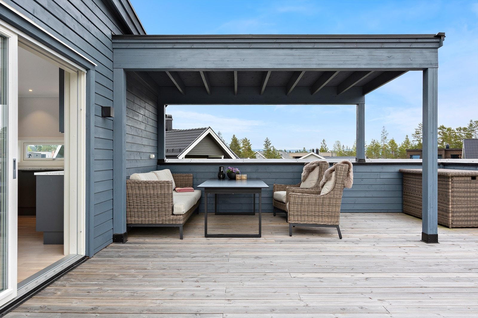 Terrassen har et overbygd parti som bidrar til en mer lun tilværelse for lange sommerkvelder. Galleribilde