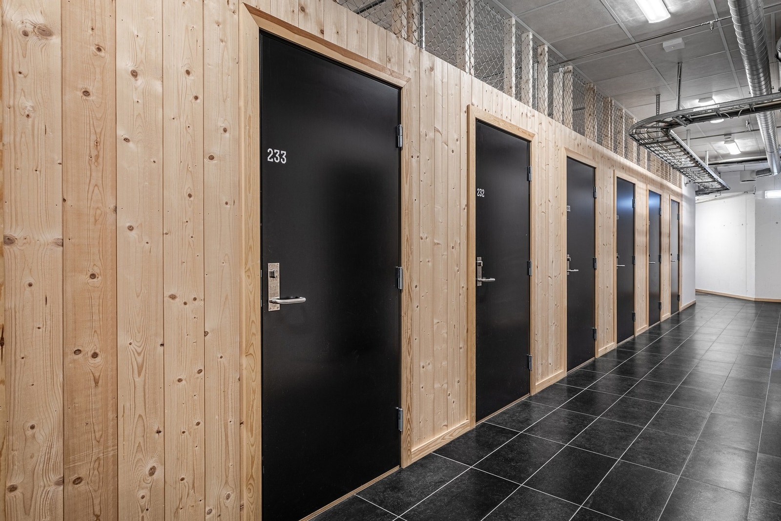 Sikre bodarealer med "vanlig" dør og praktisk beliggenhet i bygget. Galleribilde