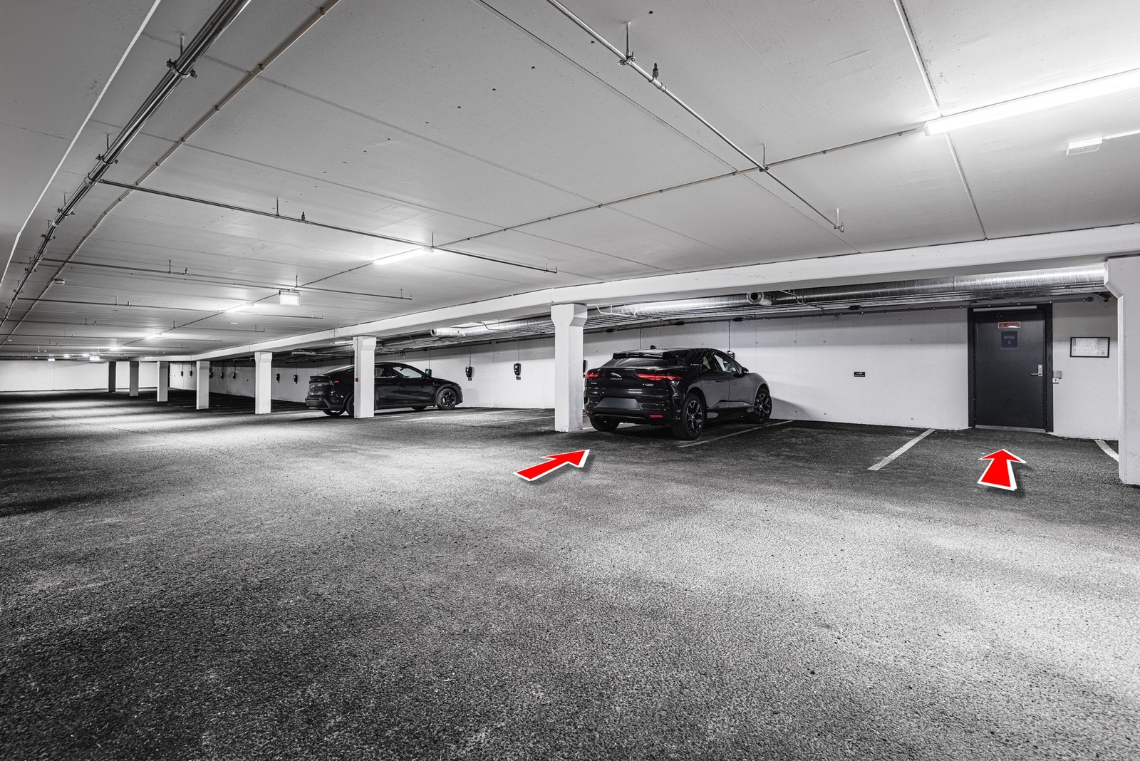 Romslig felles parkeringskjeller med egen fast parkering og ladestasjon. Enkel tilgang fra p-plassen til inngangsdør. Galleribilde