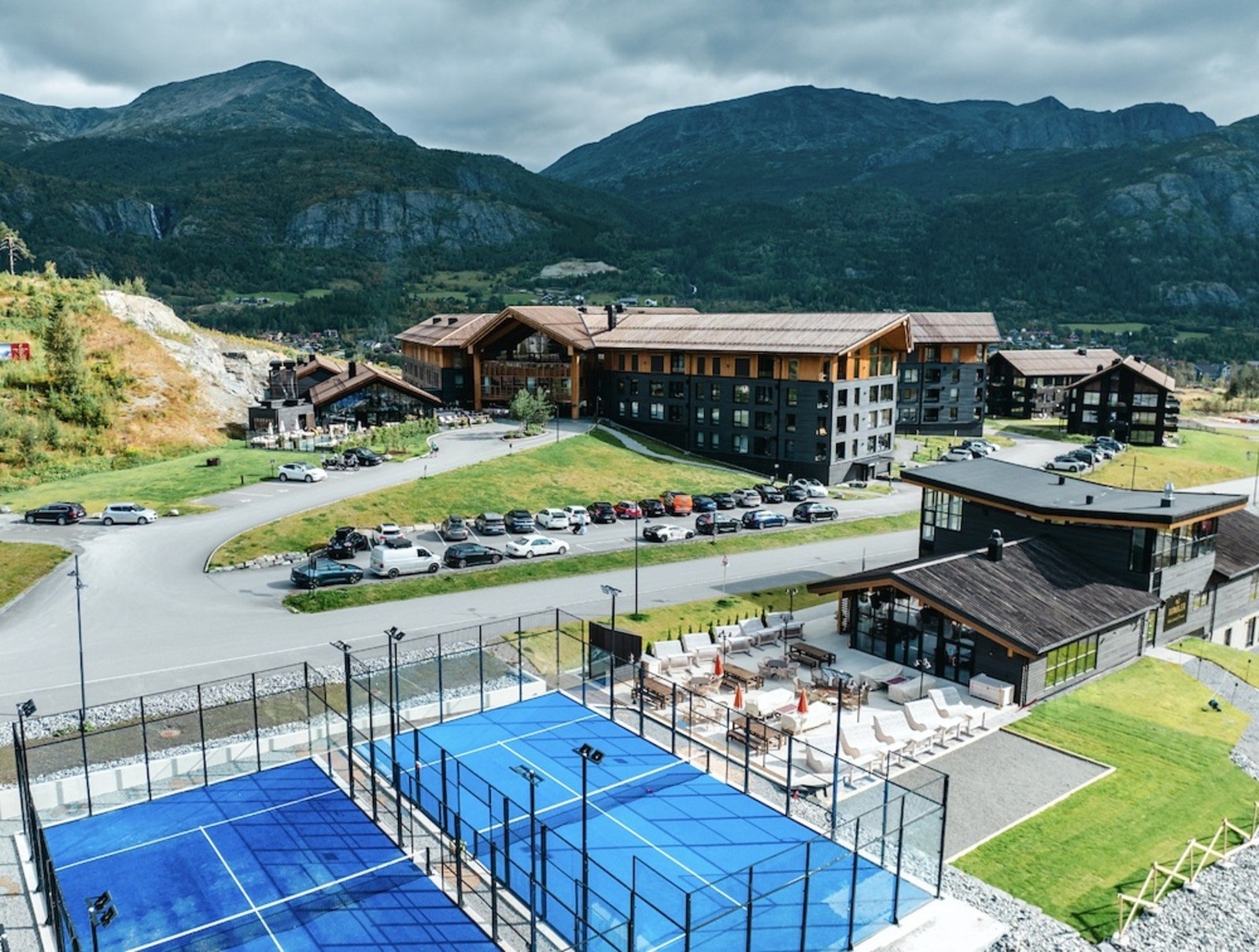 I sommersesongen kan man leie padelbane på Rambler. Galleribilde