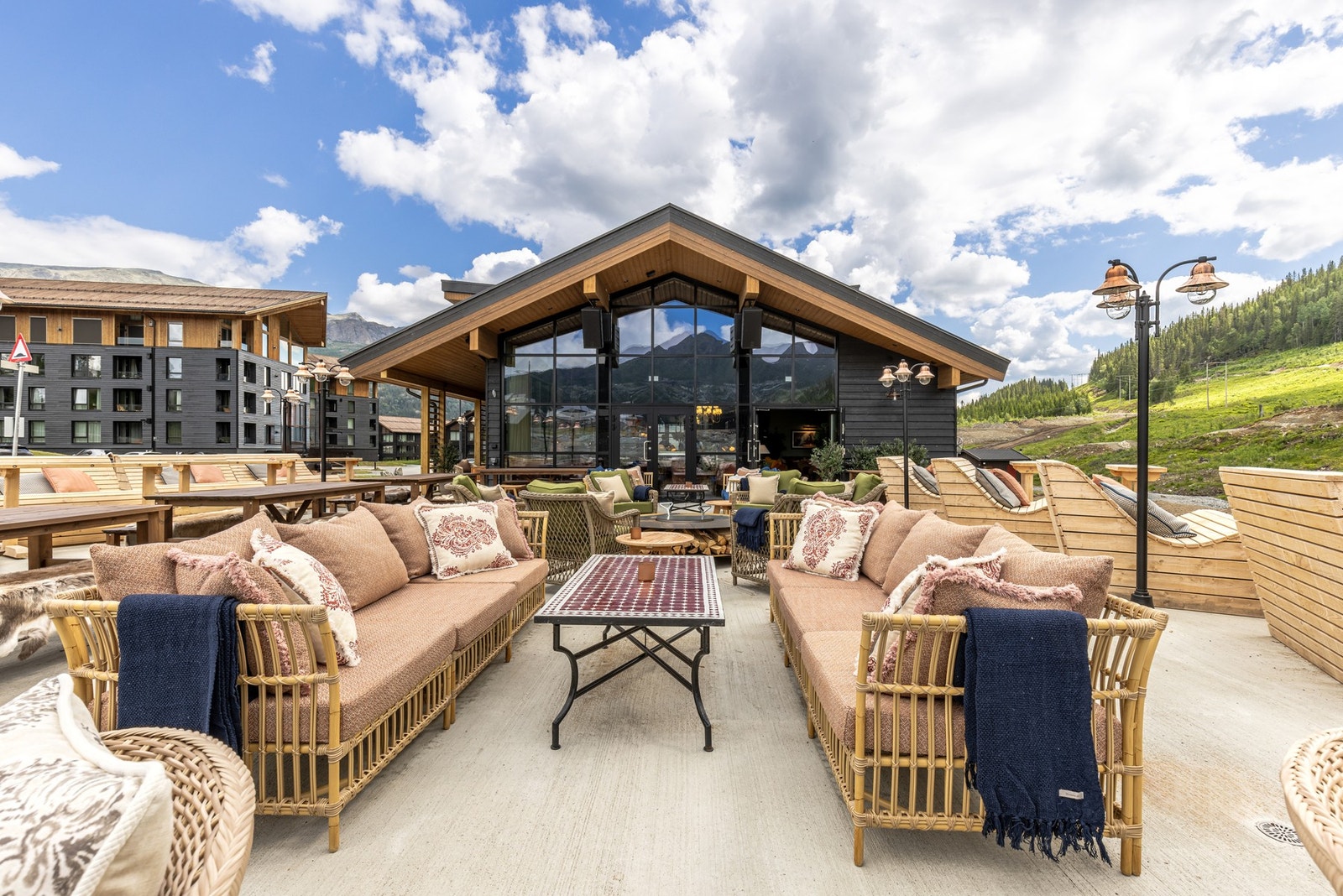 Opplev alpestemning og varme på Rambler, en stilfull restaurant der du kan nyte Fondue ved peisen med utsikt. Galleribilde