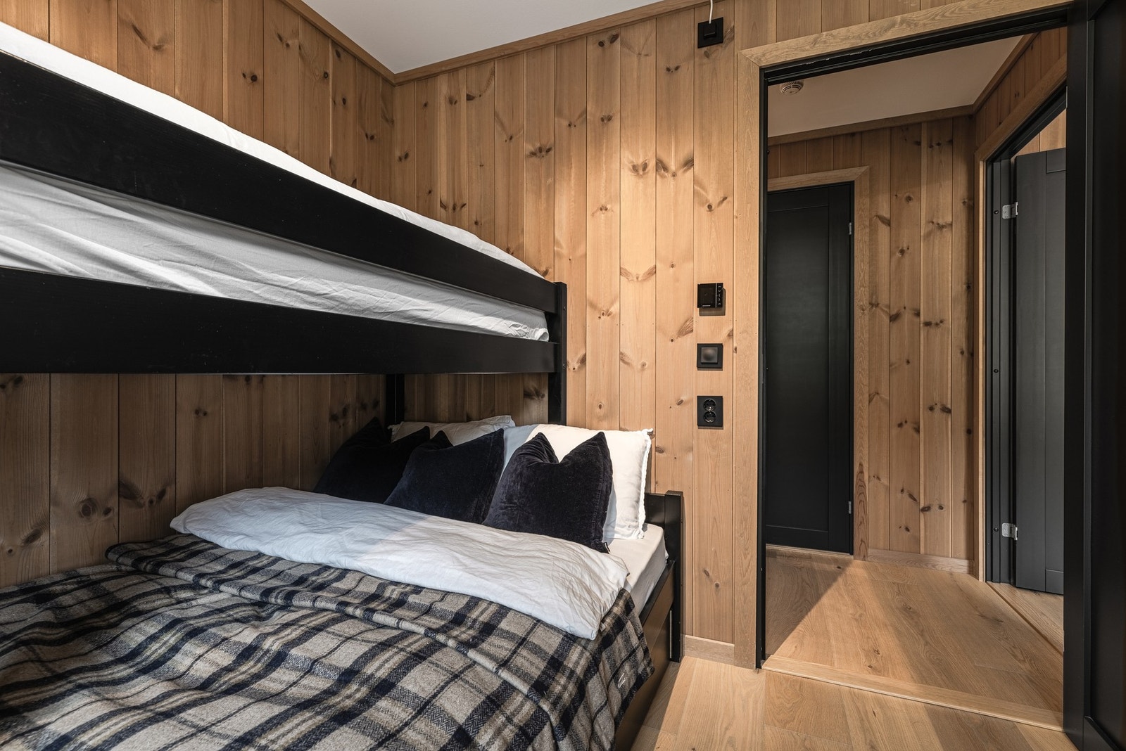 Koselig soverom med plassbesparende køyeseng. Perfekt for familier eller gjester. Galleribilde