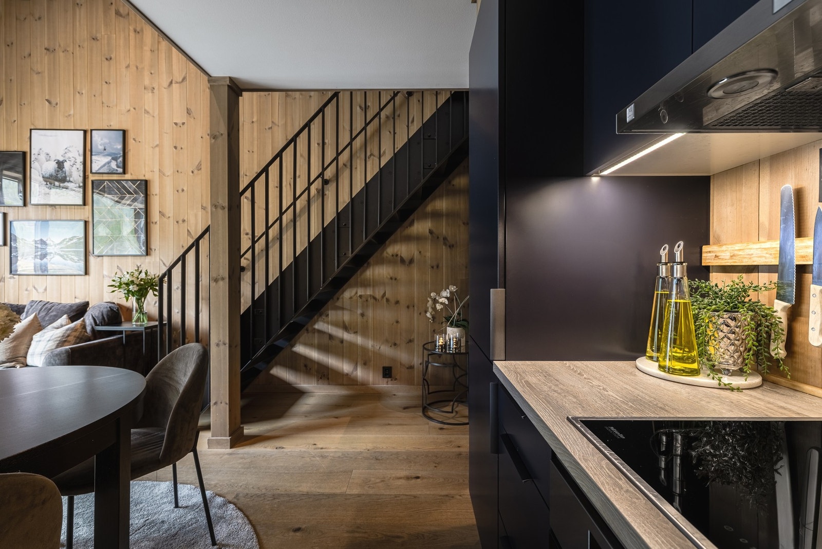 "Utsikt" fra kjøkkenbenken mot trapp til hemsen. Galleribilde