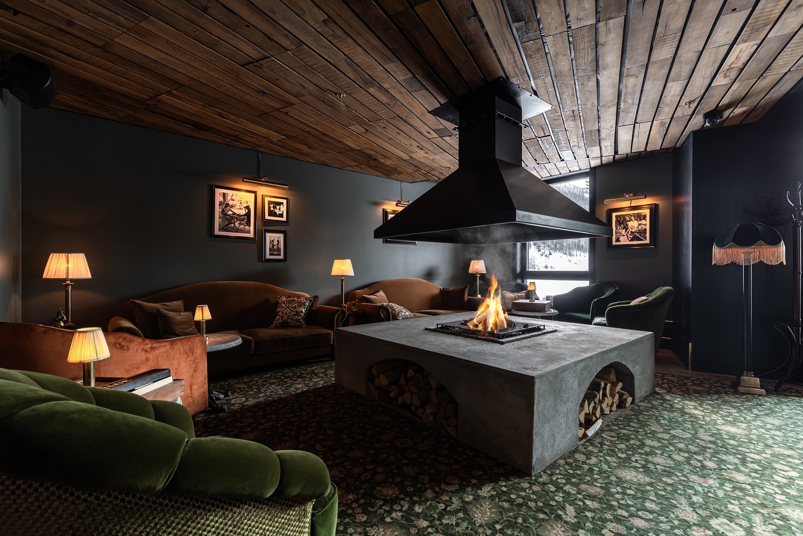 ROA Bar har en hyggelig stemning med peis, spill og varm atmosfære midt i hotellets lobby. Galleribilde