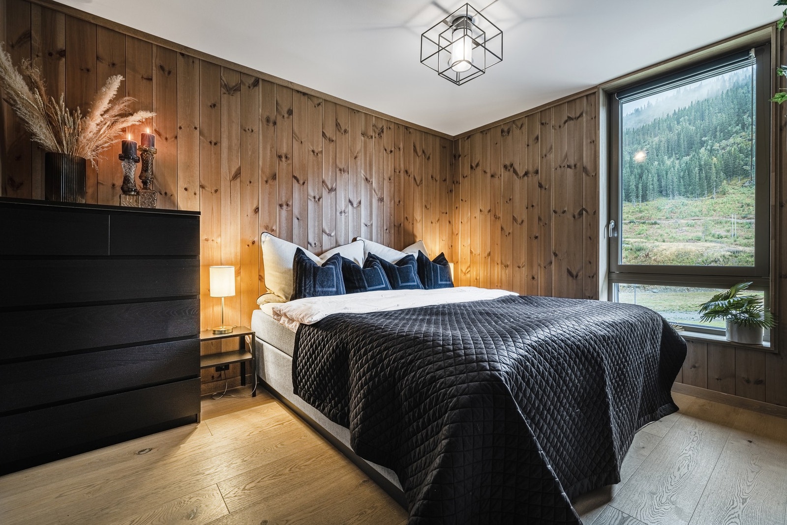 Koselig hovedsoverom med naturlig lys, tregulv og utsikt mot vakker natur. Perfekt for avslapning og rolig atmosfære. Galleribilde