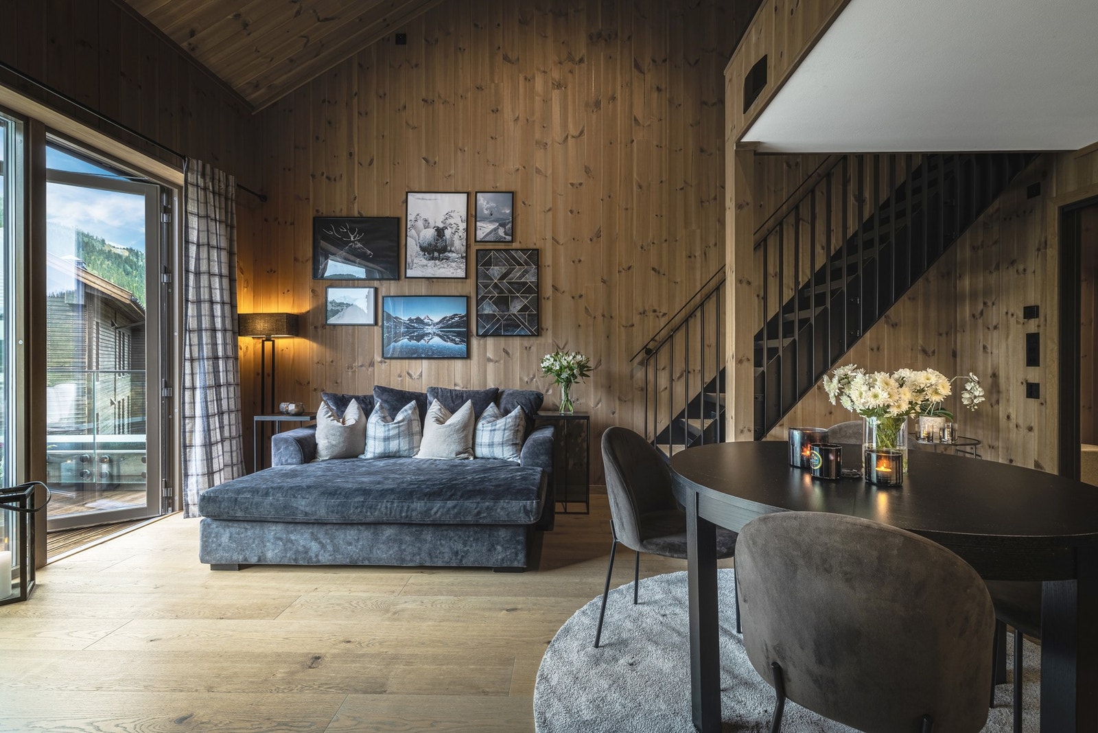 Leiligheten går over to plan. Åpen løsning for oppholdsrom på hovedplanet med stue/spisestue og kjøkken. Galleribilde