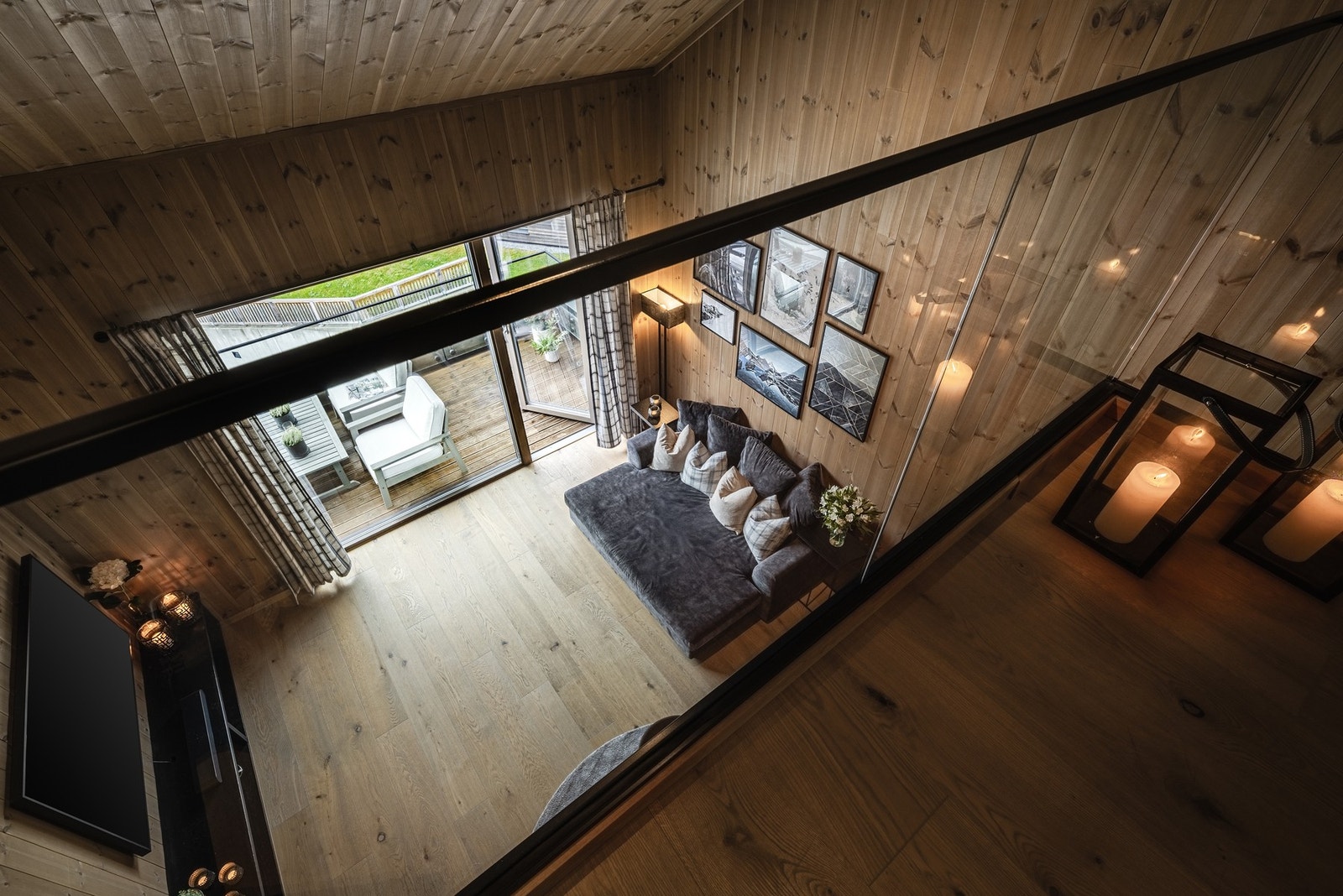 Åpent ned til hovedetasjen fra hemsen. Galleribilde