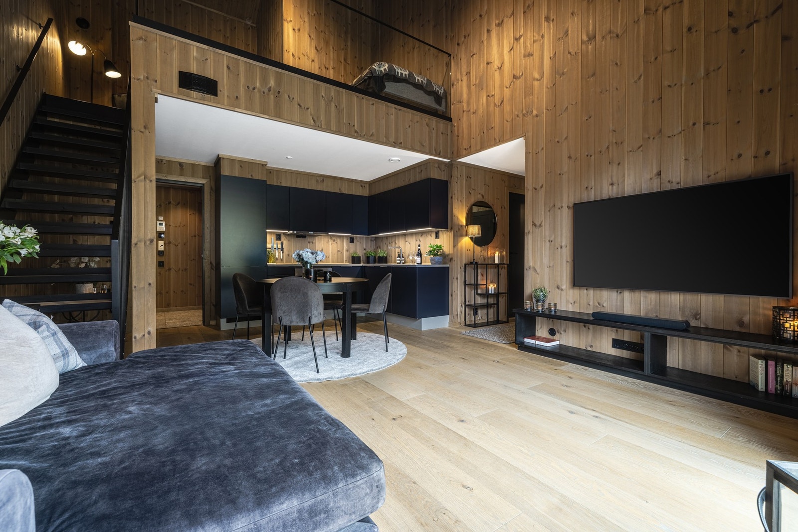 Leilighet har stilfullt design, åpen planløsning og praktisk hems med god takhøyde. Galleribilde