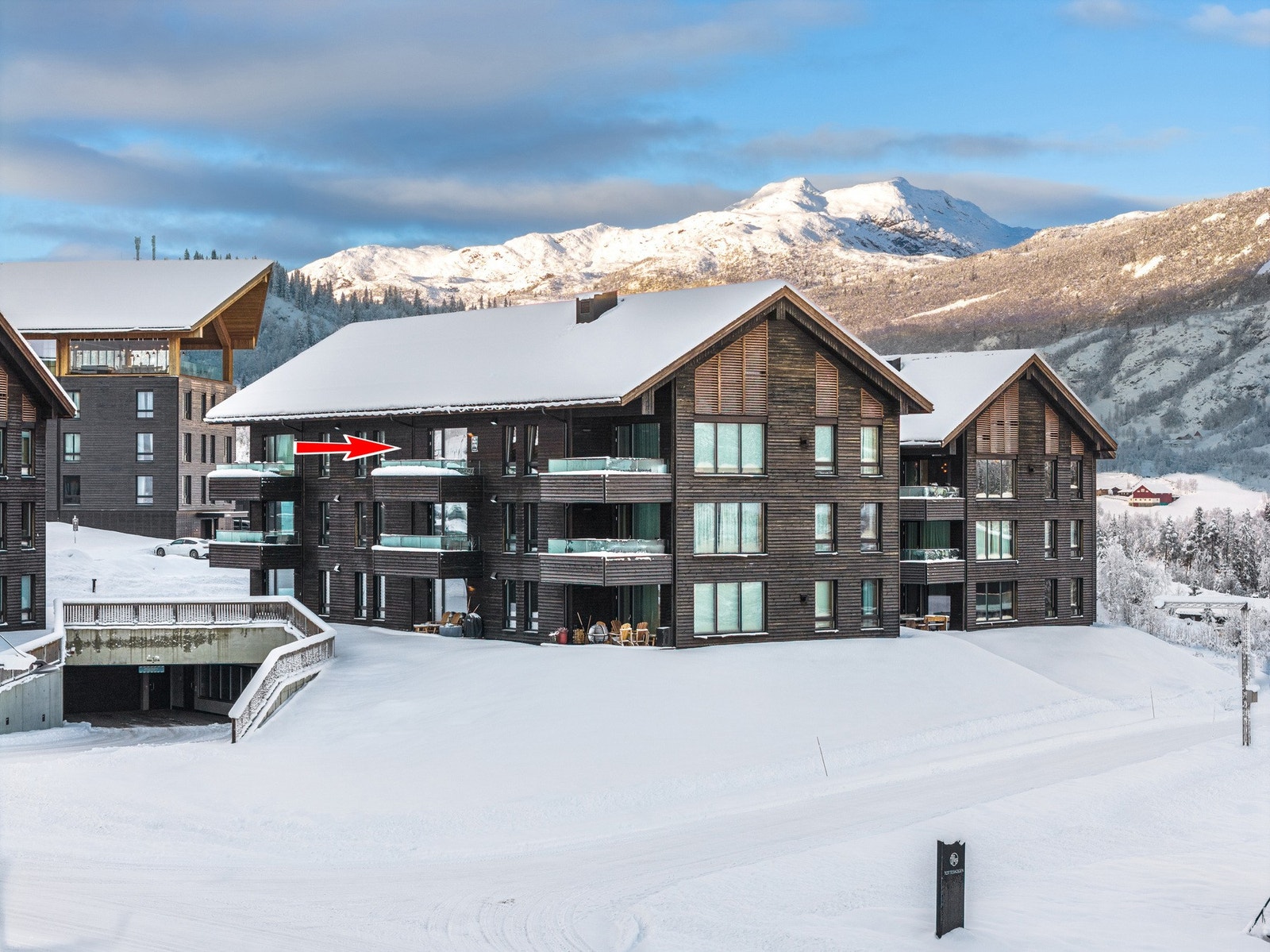 Bilen parkeres på egen p-plass i garasjekjeller under bygget. Heis til etasjeplan. Galleribilde